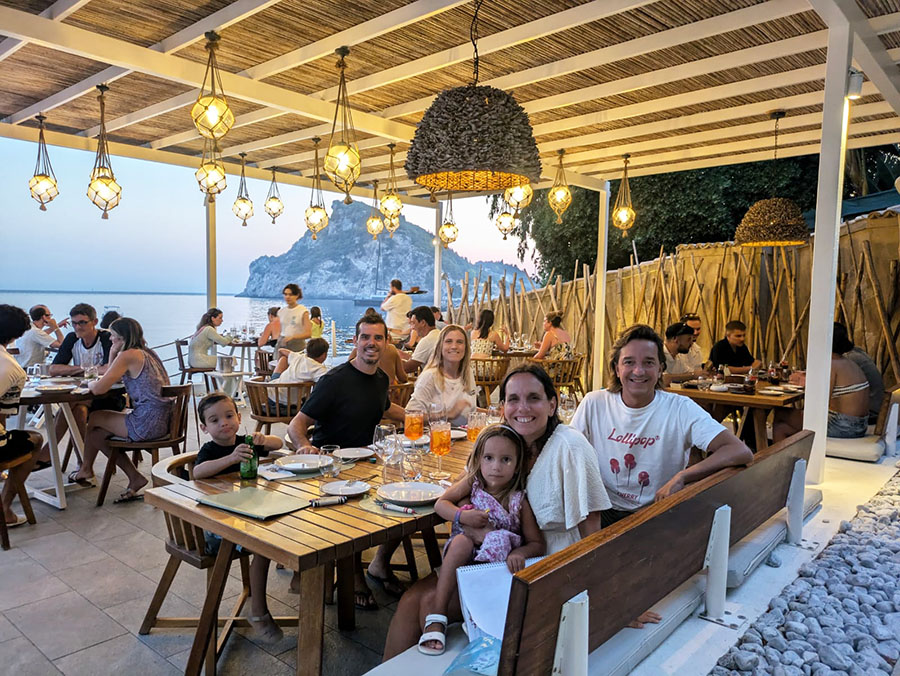 Cenar en Paleokastritsa Akron beach bar