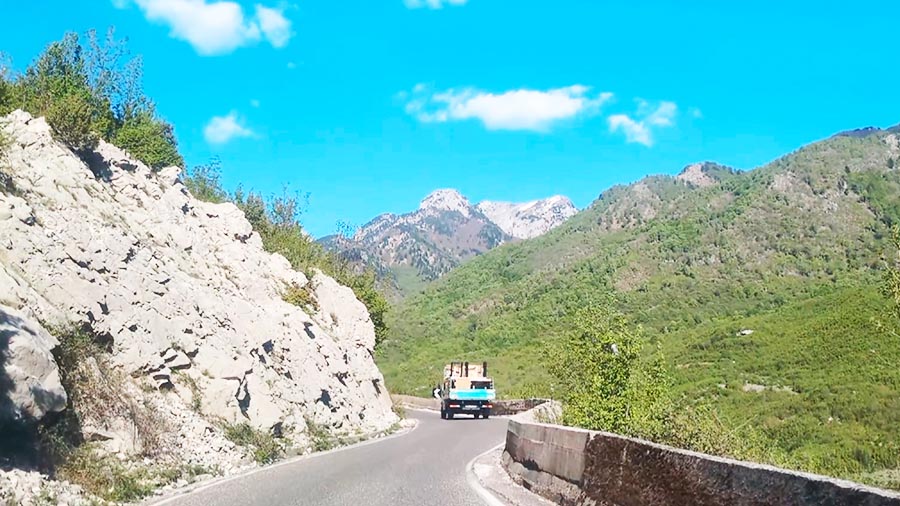 Carretera para llegar a Theth