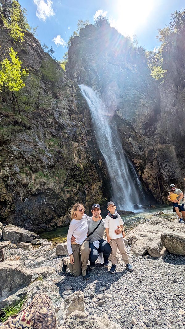 Grunas Waterfall en Theth - Trekking en familia