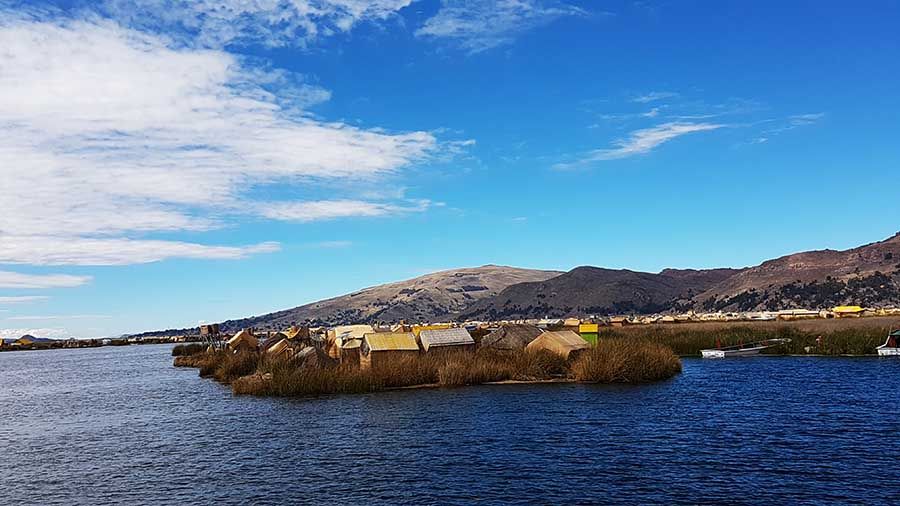 11-Excursión-a-los-pueblos-flotantes-de-Copacabana-Lago-Titicaca