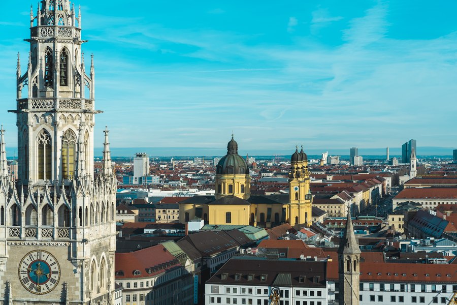 Viajar conectado por Europa con una eSIM Marienplatz en Múnich durante un viaje por Europa