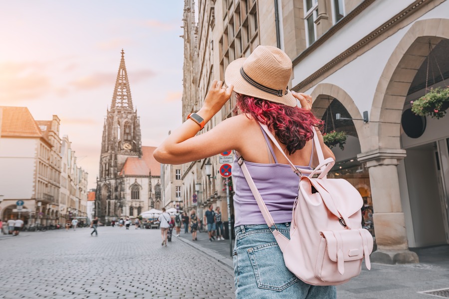 eSIM para viajar conectado por ciudades europeas Viajera recorriendo una ciudad europea con su teléfono móvil