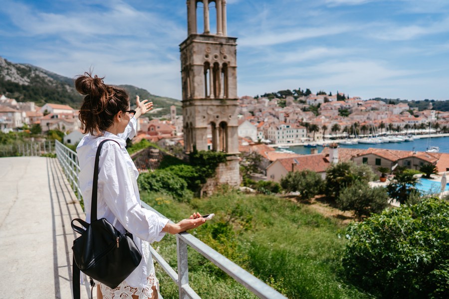 eSIM durante un viaje por Europa y Croacia Viajera utilizando el móvil durante un viaje por Croacia
