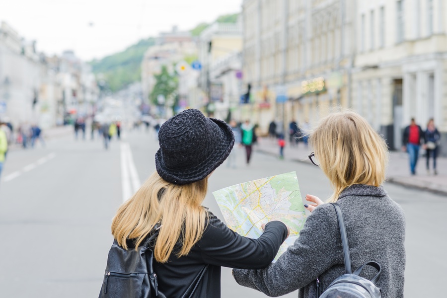 Internet móvil durante un viaje por Europa Viajeras consultando un mapa durante un viaje por Europa