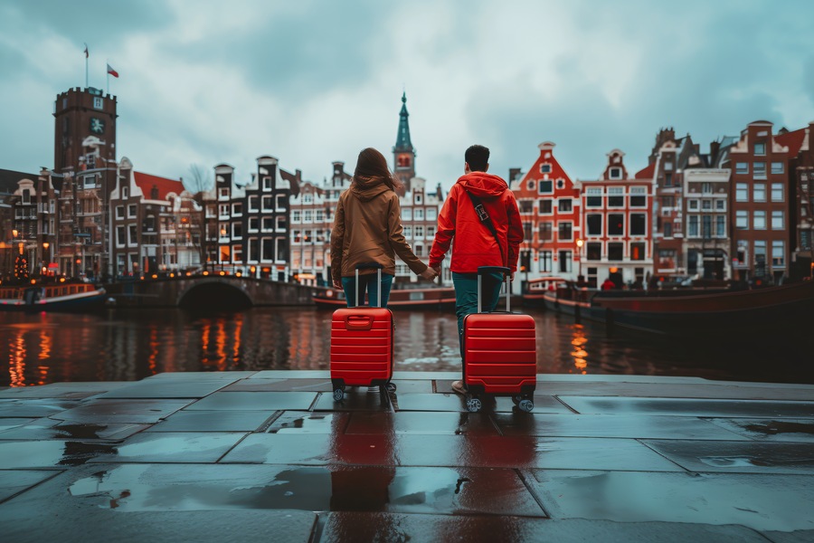 Viajar por Europa con Internet en el móvil Viajeros con equipaje recorriendo una ciudad europea
